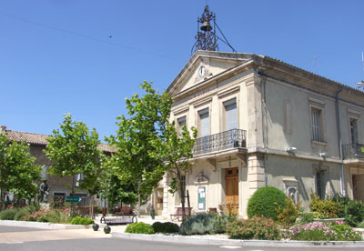 La Mairie d'Althen des Paluds (vue de face en été)